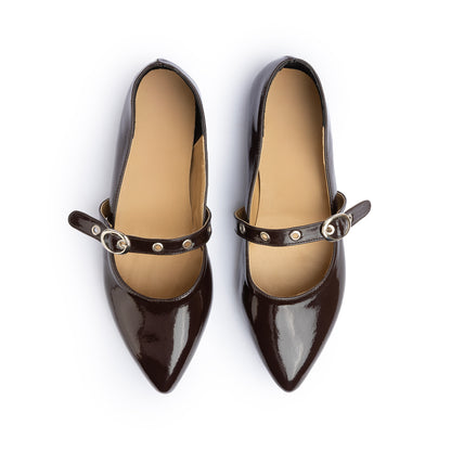 Single Grommet Strap Pointy Ballerina Vernis In Brown