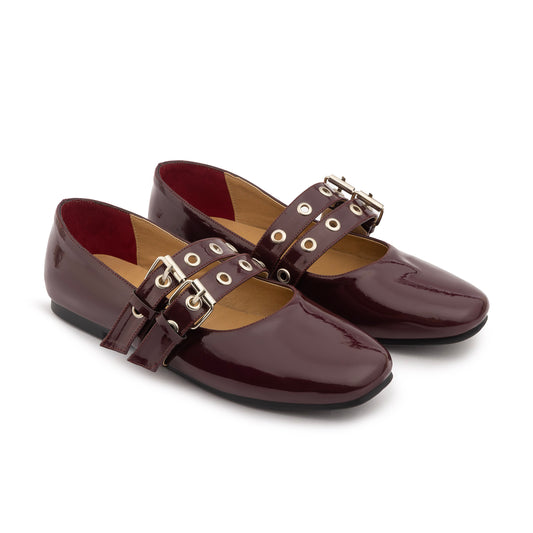 Double Belt Flat Mary Janes Vernis In Burgundy